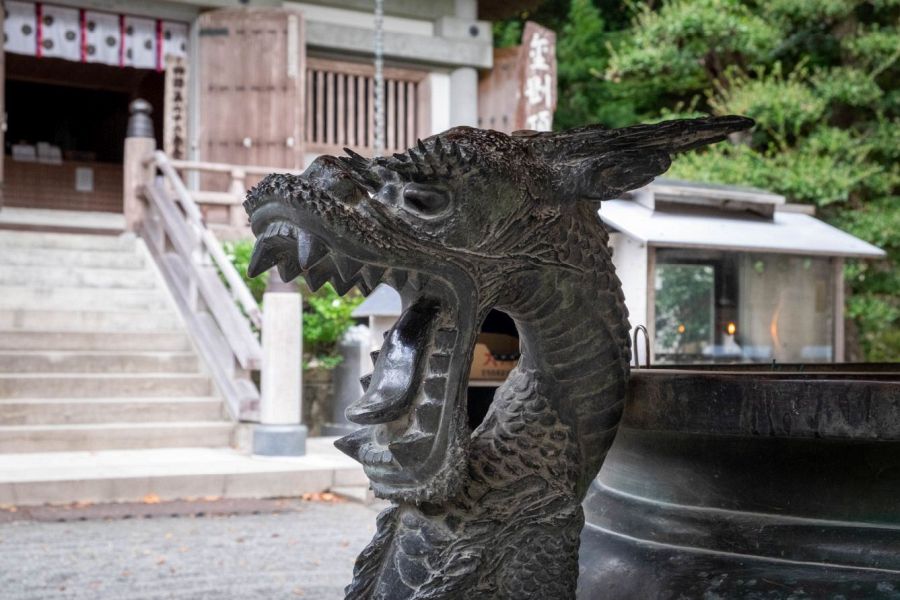 T26 Kongocho ji Temple incense urn dragon