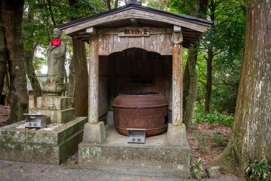 T26 Kongocho ji Temple legendary rice kettle