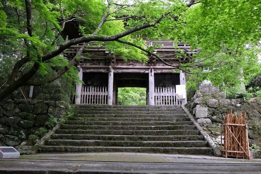 T31 Chikurin ji Temple main gate and steps