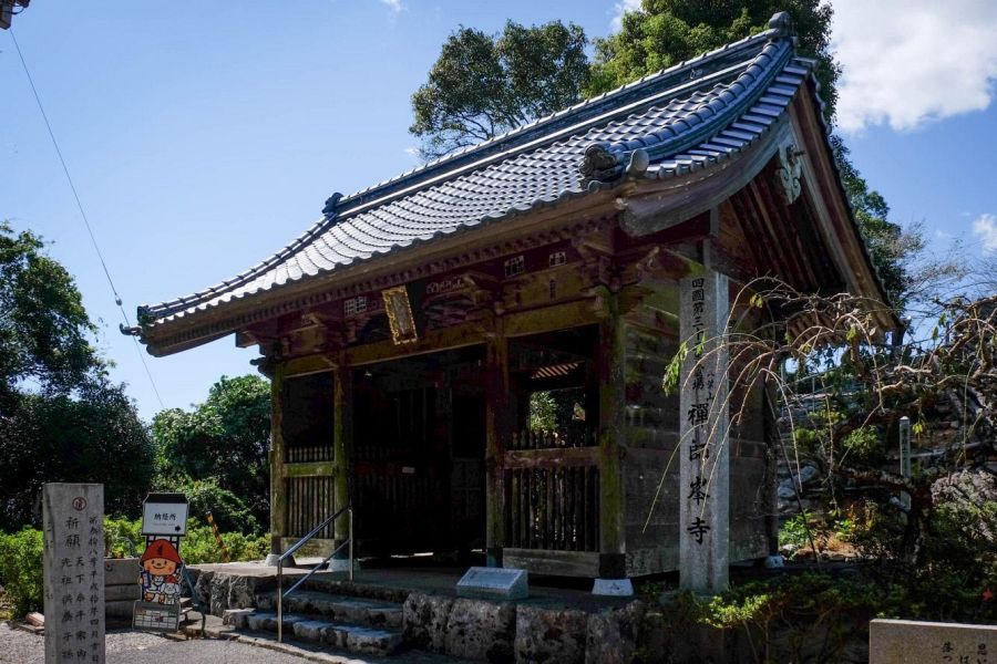 T32 Zenjibu ji Temple main gate