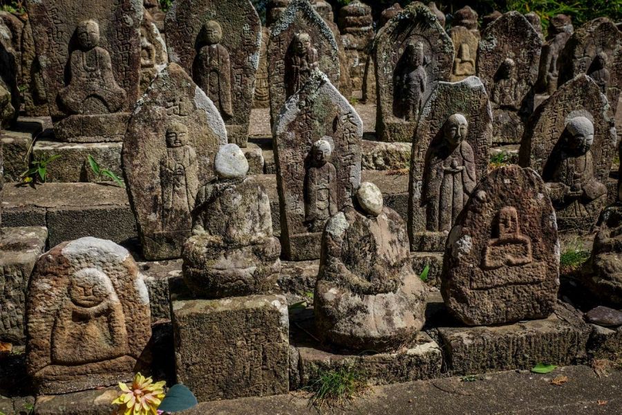 T32 Zenjibu ji Temple stone Buddhas