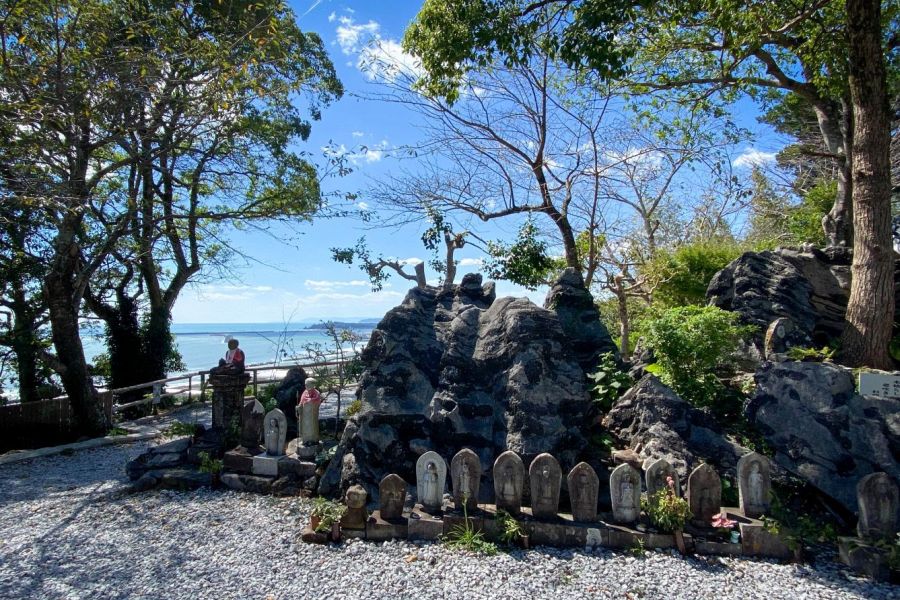 T32 Zenjibu ji Temple strange stones