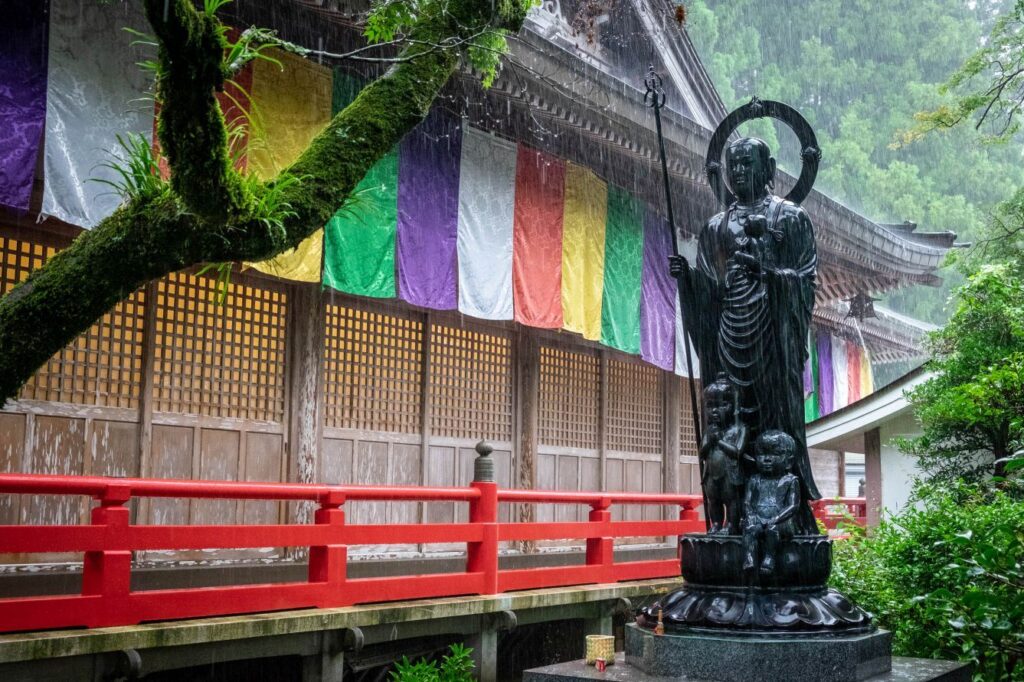 T37 Iwamoto ji Temple Jizo statue and rain