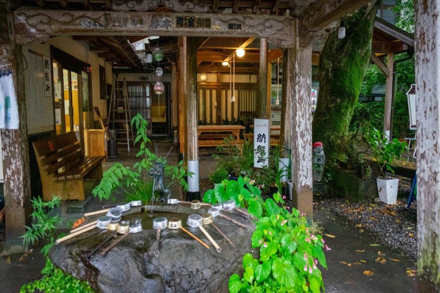 T37 Iwamoto ji Temple washbasin