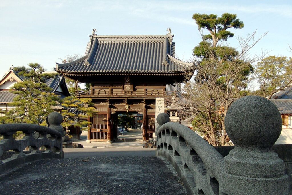 T48 Sairin ji Temple main gate and bridge