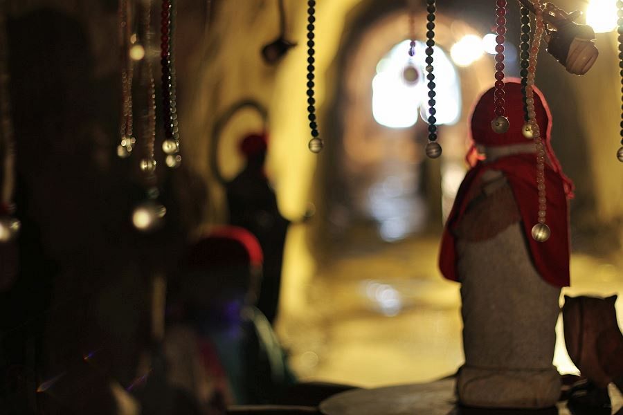 T51 Ishite ji Temple tunnel Jizo statues