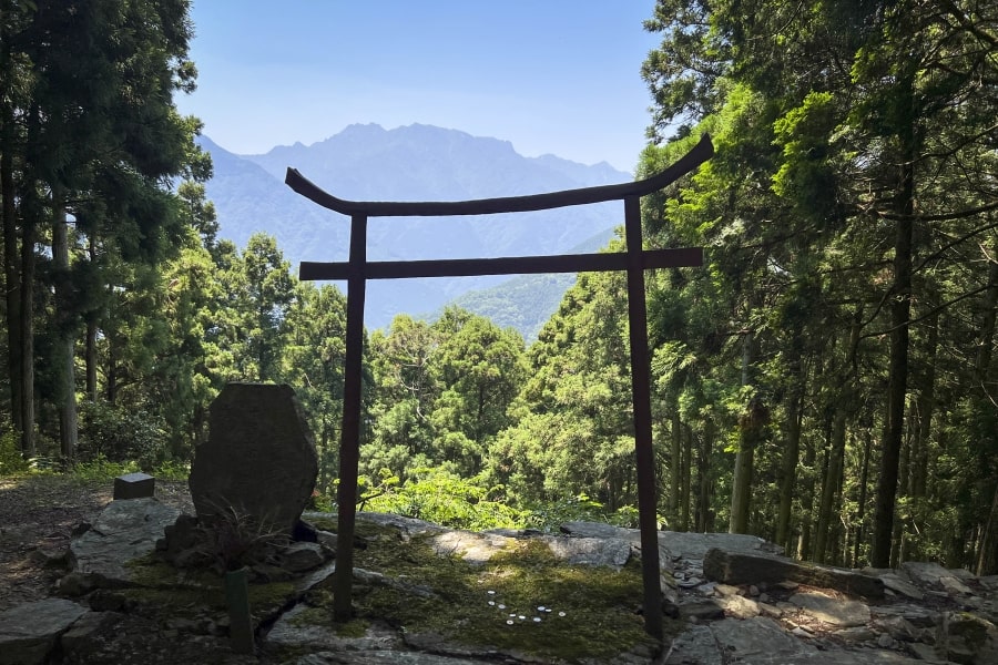 T60 Yomine ji Temple Okunoin torii and Ishizuchi
