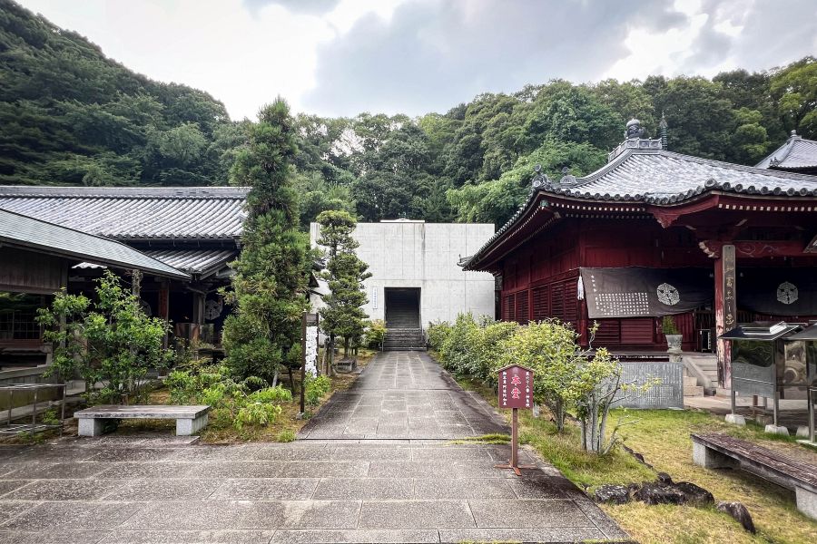 T68 Jinne in Temple general view