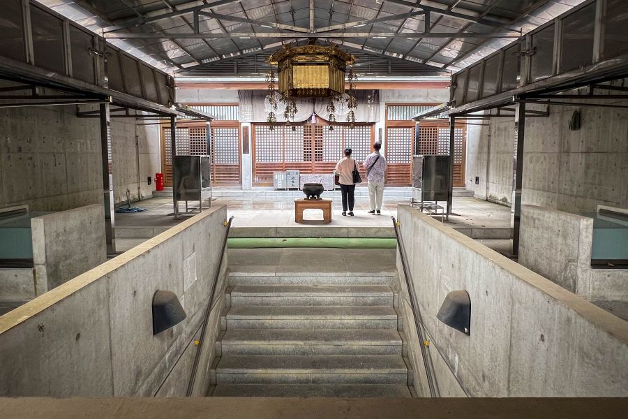 T68 Jinne in Temple interior