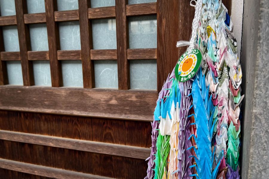 T68 Jinne in Temple paper cranes