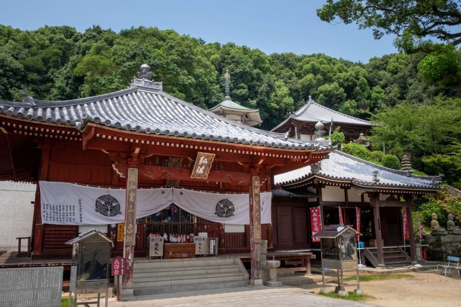 T69 Kannon ji Temple main hall and Daishido