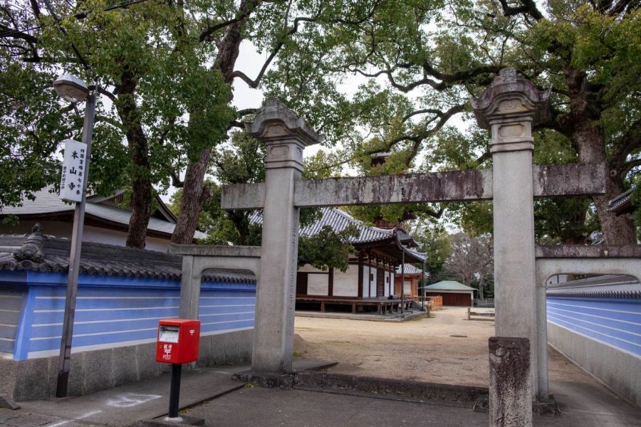 T70 Motoyama ji Temple stone gateway