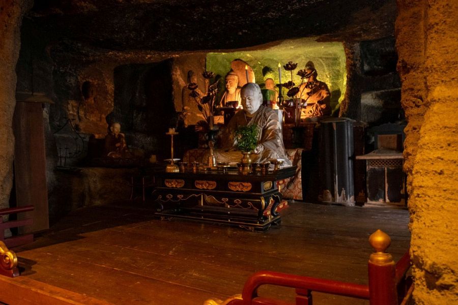 T71 Iyadani ji Temple grotto