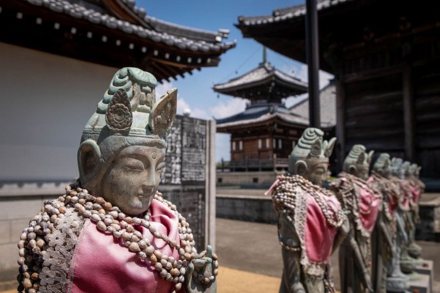 T77 Doryu ji Temple beaded statue and pagoda