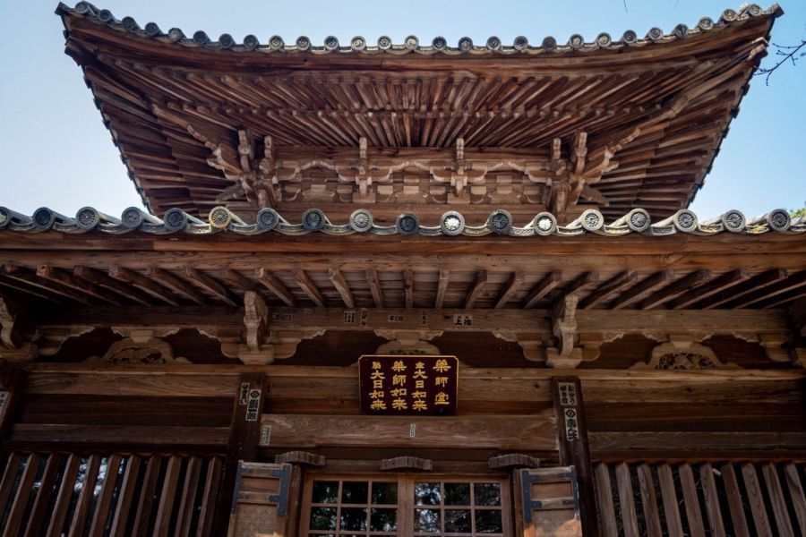 T81 Shiromine ji Temple roof detail