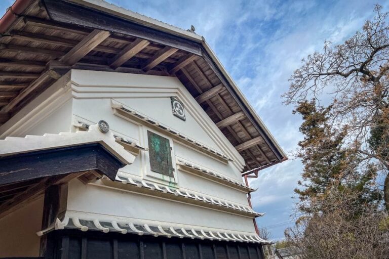 Aki, Iwasaki Yataro home with embedded tiles