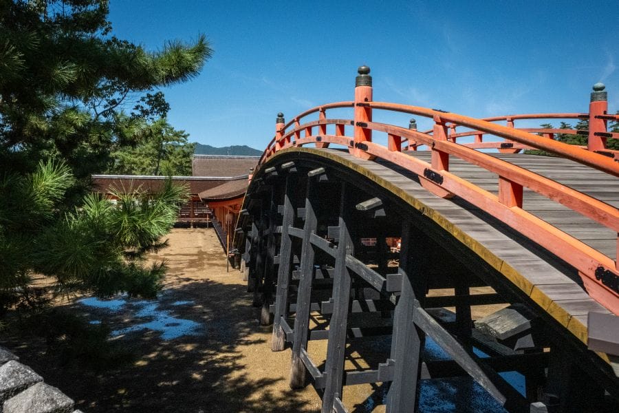 Miyajima Itsukushima Shrine curved bridge (1)