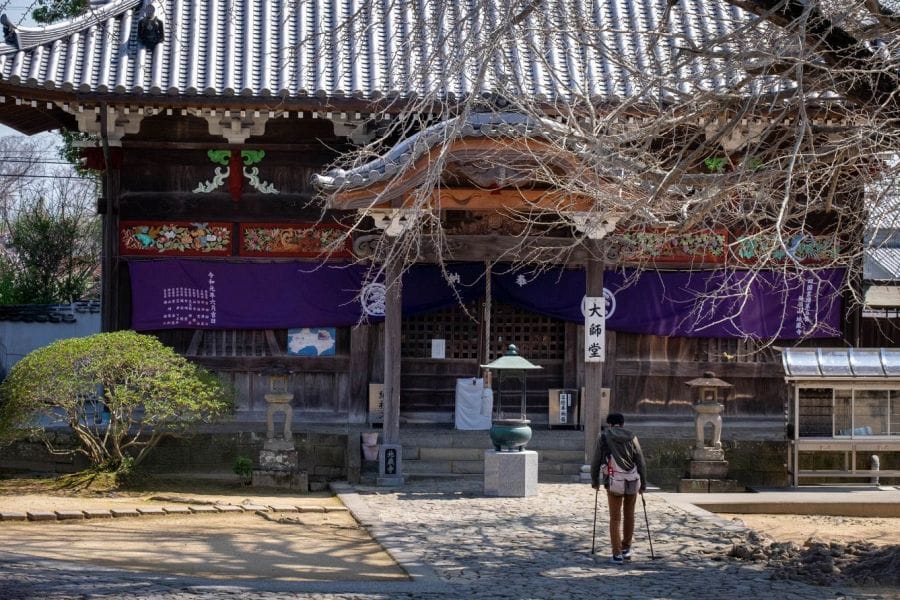 T5 Jizo ji Temple Daishido and worshipper