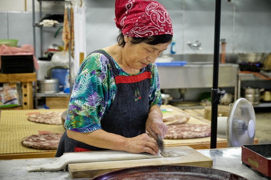 Tsuzuki soba cutting noodles
