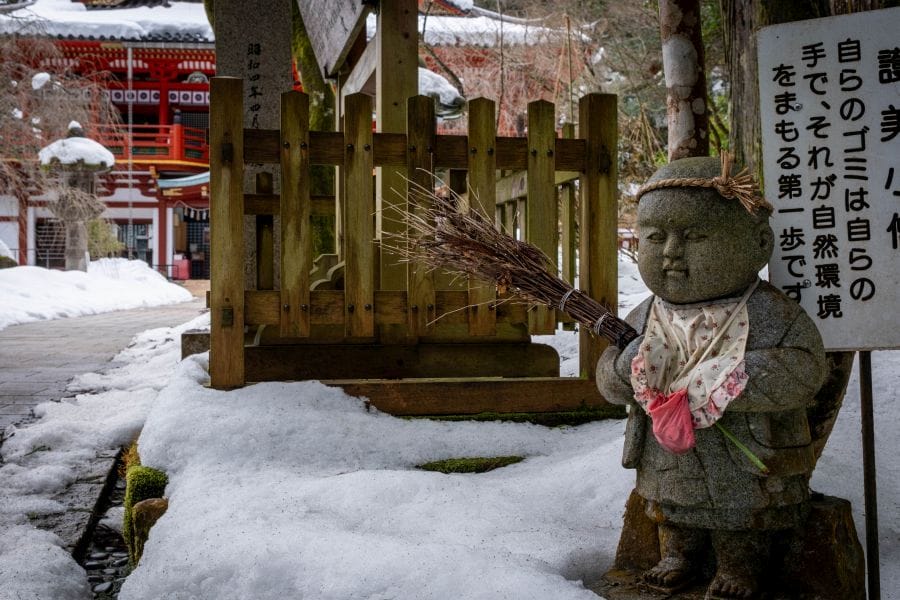 Nata-dera main hall and sweeping jizo