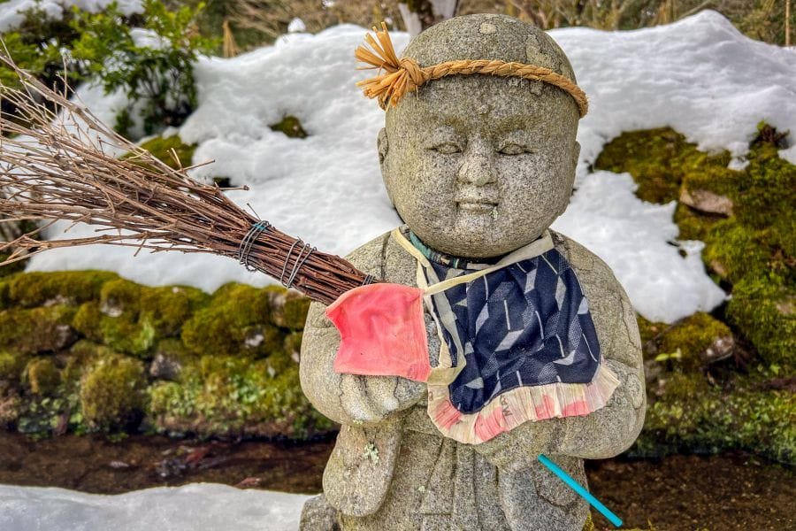 Nata-dera sweeping Jizo statue (5)