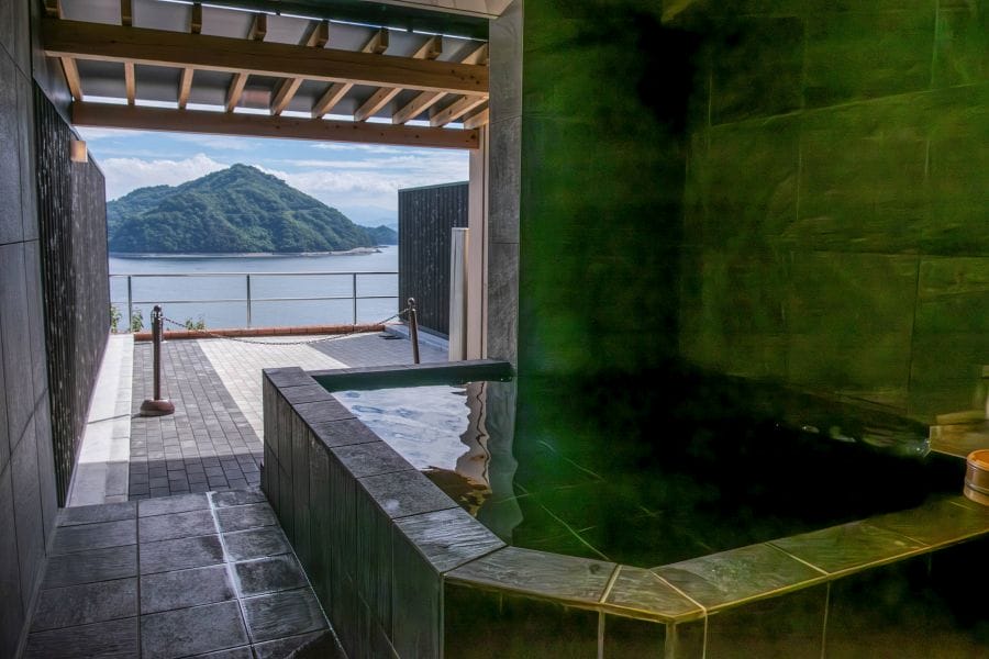 Hotel Seifukan bath with a view (2)